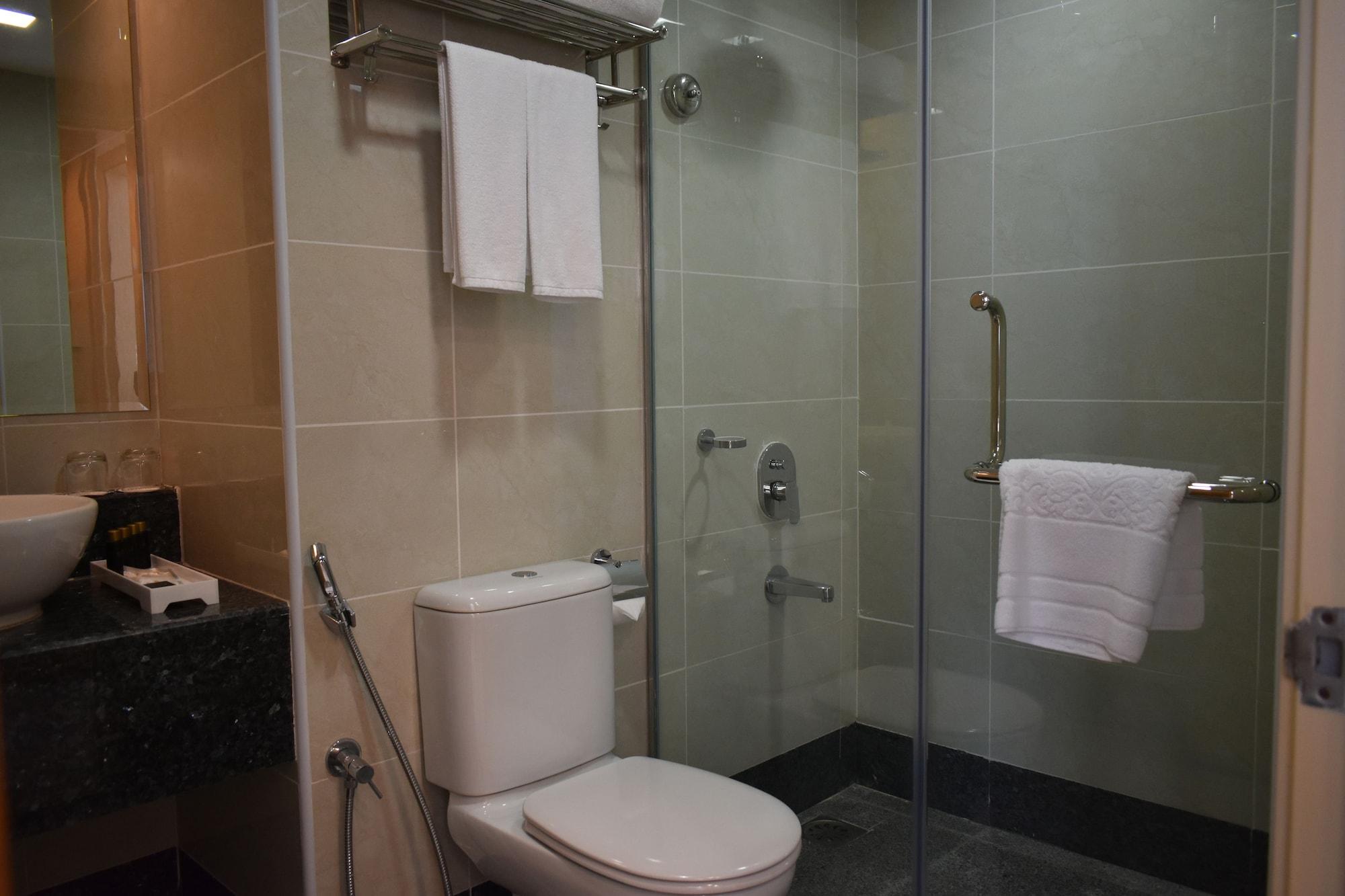 Tenera Hotel Банги Экстерьер фото Bathroom with shower enclosure