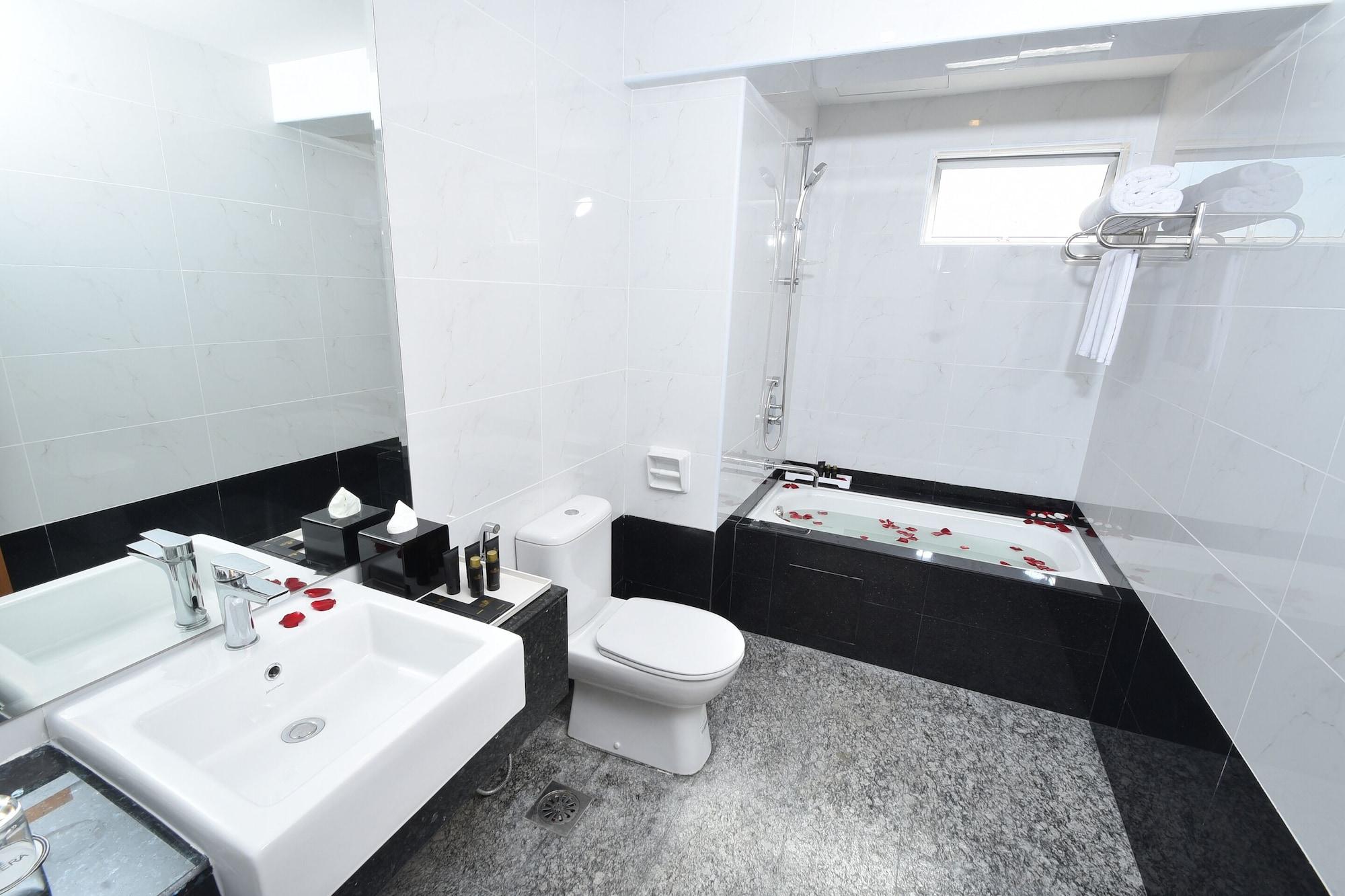 Tenera Hotel Банги Экстерьер фото A modern bathroom